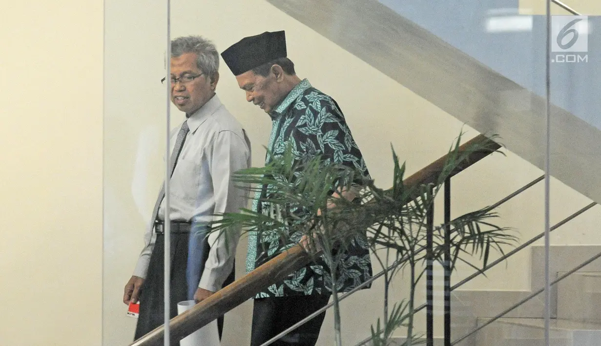 Tersangka Wali Kota Mojokerto Masud Yunus menuruni tangga usai menjalani pemeriksaan di Gedung KPK, Jakarta, Rabu (7/2). Masud hanya terdiam ketika ditanya awak media apakah dirinya siap untuk ditahan. (Liputan6.com/Herman Zakharia)