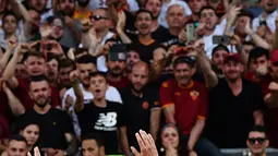 Sangat pantas diberikan sebab pemain muda berbakat selalu dilepas disetiap musimnya. Nama macam Alesio Romagnoli, Miralem Pjanic dan Mohamed Salah merupakan pemain yang dilepas Roma meski belum menjadi pemain bintang saat itu. (AFP/Vicenzo Pinto)