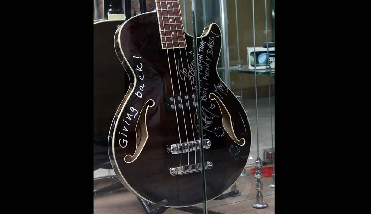 Masih ingat dengan sebuah gitar dari bassis Mettalica, Robert Trujill untuk Jokowi? (Liputan6.com/Faisal R Syam)