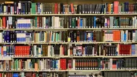 Ilustrasi perpustakaan. (Gambar oleh ElasticComputeFarm dari Pixabay)