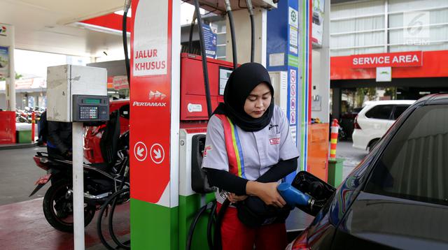 Petugas mengisi BBM ke kendaraan konsumen di SPBU Abdul Muis, Jakarta, Senin (2/7). PT Pertamina (Persero) menaikkan harga Pertamax, Pertamax Turbo dan Pertamina Dex mulai dari Rp500 hingga Rp900 per liter mulai 1 Juli 2018. (Liputan6.com/Johan Tallo)