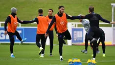 Pemain Inggris melakukan pemanasan saat mengikuti sesi latihan tim di St George's Park di Burton-on-Trent (6/9/2019). Inggris akan bertanding melawan Bulgaria pada grup A kualifikasi Euro 2020 di stadion Wambley. (AFP Photo/Paul Ellis)