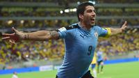 Luis Suarez merayakan gol yang dicetaknya ke gawang Brasil pada kualifikasi Piala Dunia 2018 di Recife, Brasil, Sabtu (26/3/2016) pagi WIB. Kedua tim bermain imbang 2-2. (AFP/Christophe Simon)
