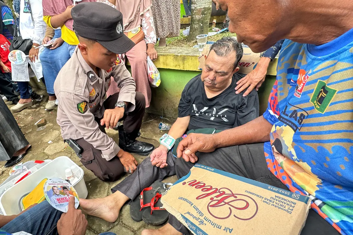 Seorang warga yang pingsan karena mengalami vertigo saat mendengarkan orasi salah satu bakal pasangan calon bupati dan wakil bupati Rokan Hulu.