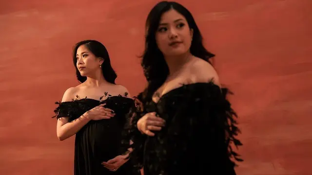 Pesona Cantik Menawan Bak Anak Kembar Jessica Tanoe dan Valencia Tanoe yang Maternity Shoot Bareng dengan Gaun Hitam