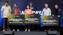 Ketua Umum PSSI, Erick Thohir (kanan) bersama Ketua Steering Committee Piala Presiden 2024, Maruarar Sirait (kiri) memberikan penghargaan untuk para legenda sepak bola Indonesia dalam acara Malam Apresiasi Piala Presiden 2024 yang berlangsung di SCTV Tower, Senayan, Kamis (19/12/2024). (Bola.com/Bagaskara Lazuardi)