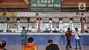 Aktivitas calon penumpang di depan loket bus Terminal Kampung Rambutan, Jakarta, Kamis (12/11/2020). Rencananya, Terminal Kampung Rambutan akan direvitalisasi dengan konsep terintegrasi stasiun LRT dan ditargetkan rampung pada 2021. (merdeka.com/Iqbal Septian Nugroho)