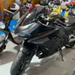 Motor listrik vMove Mid West Sporty yang mirip Honda CBR250RR mejeng di PEVS 2024. (Liputan6.com/Khizbulloh Huda)