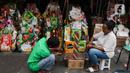 Beragam pilihan parcel, mulai dari makanan, kue kering, hingga produk premium, menjadi favorit pelanggan. (Liputan6.com/Herman Zakharia)