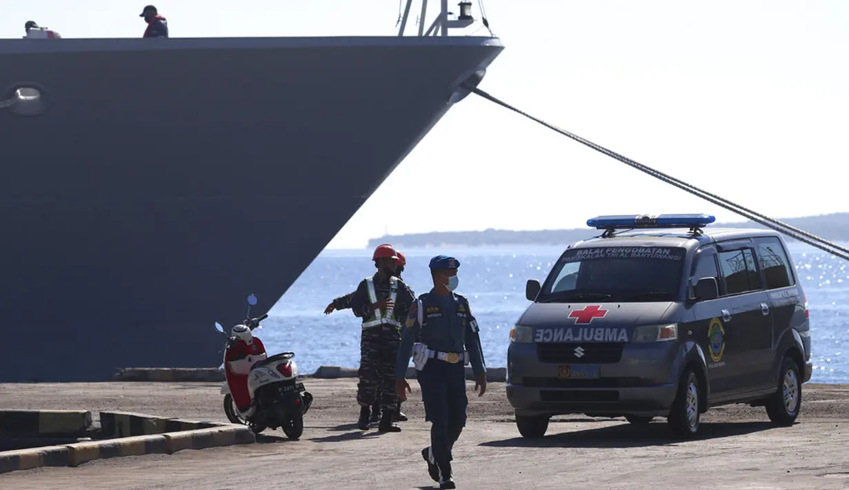 Sebuah ambulans terlihat di pelabuhan Tanjung Wangi Banyuwangi, Jawa Timur, Indonesia, Sabtu (24/4/2021). Kapal selam KRI Nanggala 402 hilang saat latihan. (AP Photo/Achmad Ibrahim)