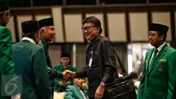  Mendagri Tjahjo Kumolo (kemeja hitam) usai ikuti Mukernas ke-IV PPP di Jakarta, (24/2). ). Mukernas mengusung tema 'Islah Seutuhnya Menuju Stabilitas politik Nasional'. (Liputan6.com/Faizal Fanani)