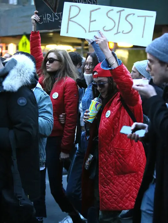 Berusaha mempertahankan persatuan, model kakak-beradik ini dan ibunya juga ikut meramaikan demo penolakan kebijakan yang dikeluarkan  Presiden Donald Trump yang telah resmi dilantik. (doc.dailymail.com)