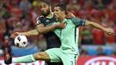 Cristiano Ronaldo berebut bola dengan pemain Wales dalam pertandingan semifinal Euro 2016 antara Portugal melawan Wales di stadion Parc Olympique Lyonnais pada 6 Juli 2016. (AFP/Philippe Desmazes)