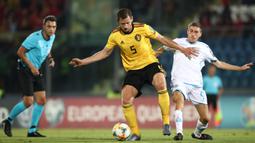 Bek Belgia, Jan Vertonghen, berebut bola dengan gelandang San Marino, Marcello Mularoni, pada laga Kualifikasi Piala Dunia 2022 di Olympic Stadium, Serravalle, Jumat (6/9). San Marino kalah 0-4 dari Belgia. (AFP/Isabella Bonotto)