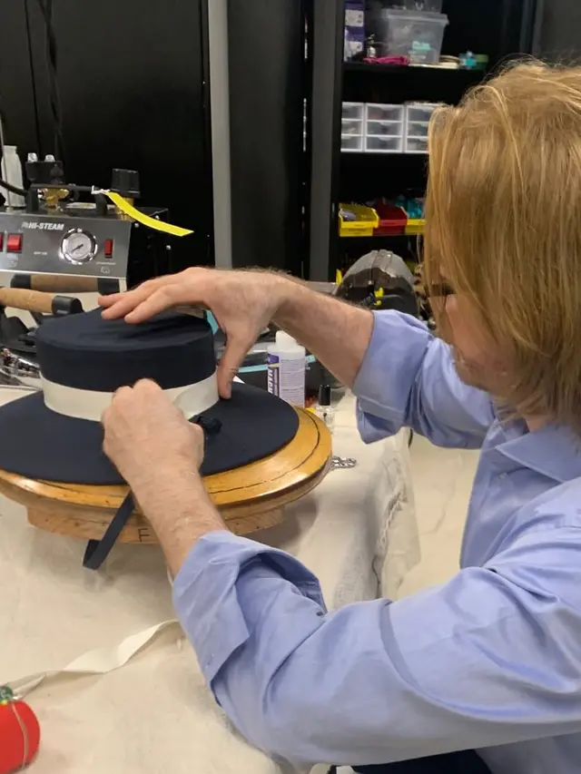 Pembuatan topi Melania Trump di Pelantikan Suaminya Donald Trump sebagai Presiden Amerika