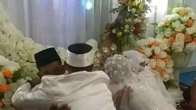8 Momen Apes saat Pengantin Sungkeman Ini Bikin Geleng Kepala