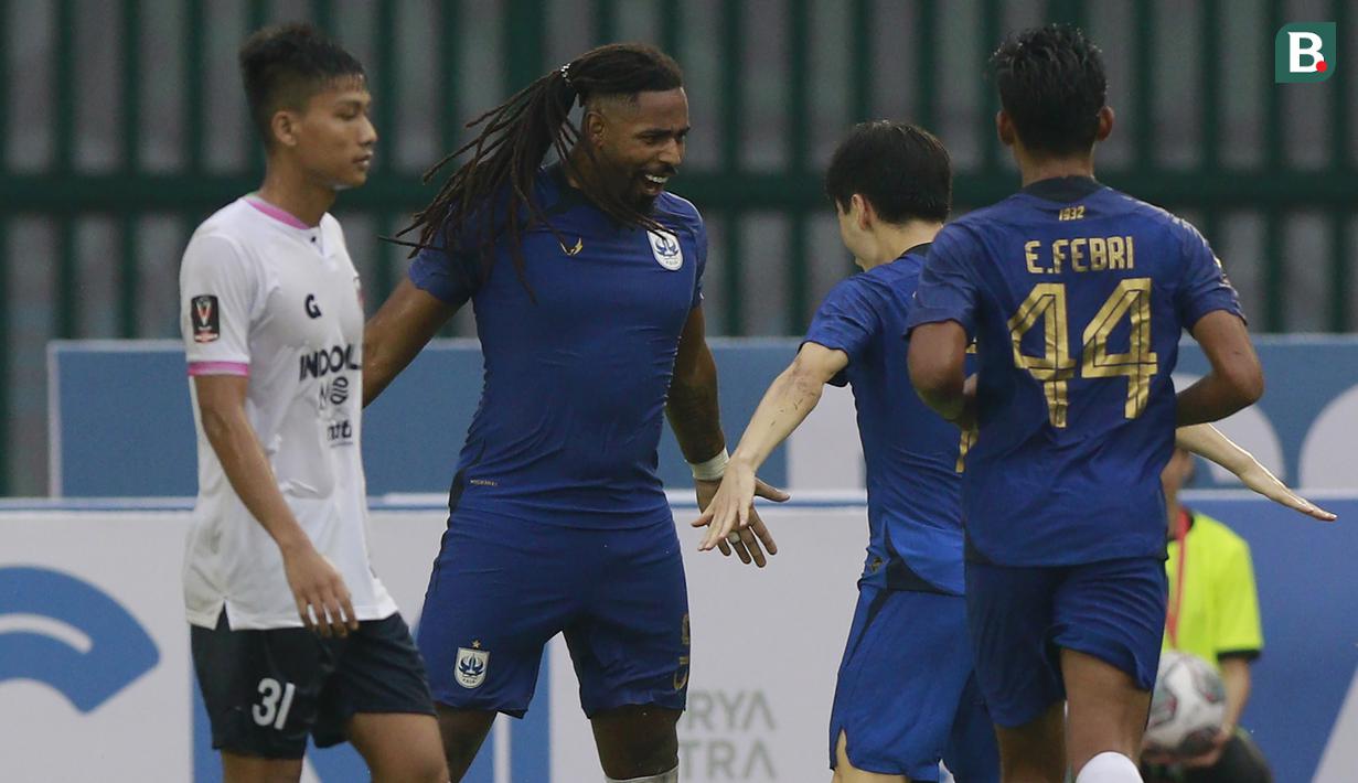 Pemain PSIS Semarang, Taisei Marukawa (kedua dari kanan) melakukan selebrasi bersama Carlos Fortes usai mencetak gol ketiga timnya ke gawang Persita Tangerang dalam lanjutan pertandingan babak penyisihan Grup A Piala Presiden 2022 antara PSIS Semarang menghadapi Persita Tengerang di Stadion Manahan, Solo, Jawa Tengah, Senin (13/6/2022). (Bola.com/Arief Bagus)