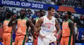 Timnas Basket Spanyol yang berstatus juara bertahan tak menemui kesulitan berarti saat memainkan laga pertama Grup G Piala Dunia FIBA 2023 menghadapi Pantai Gading di Indonesia Arena, Senayan, Jakarta, Sabtu (26/08/2023). Tim Matador membekuk Pantai Gading dengan keunggulan 30 poin di akhir laga, 94-64. Willy Hernangomez menjadi pemain dengan torehan angka terbanyak di kubu Spanyol dengan mengemas total 22 poin. (Bola.com/Bagaskara Lazuardi)
