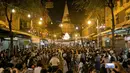 Ratusan orang menari-nari di depan kuil Phra Pathom Chedi di provinsi Nakhon Pathom, Thailand (25/2). Lebih dari 300 peserta termasuk penari asing bernari menghebohkan sebuah jalan sekitar satu jam. (AFP Photo/Thai News Pix/Krit Promsakla Na Sakolnakorn)