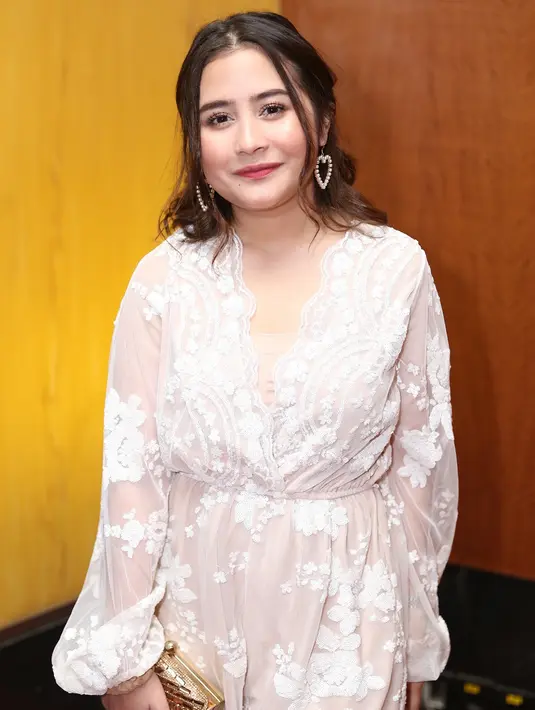 "Mau nonton konser dan beli tiket jauh-jauh hari. Untung besok. Dia Maxime sudah disana sama adik aku. Tapi aku berangkat baru malem. Disana kita nonton konser malemnya pulang. Karena senennya aku kuliah," tambahnya. (Nurwahyunan/Bintang.com)