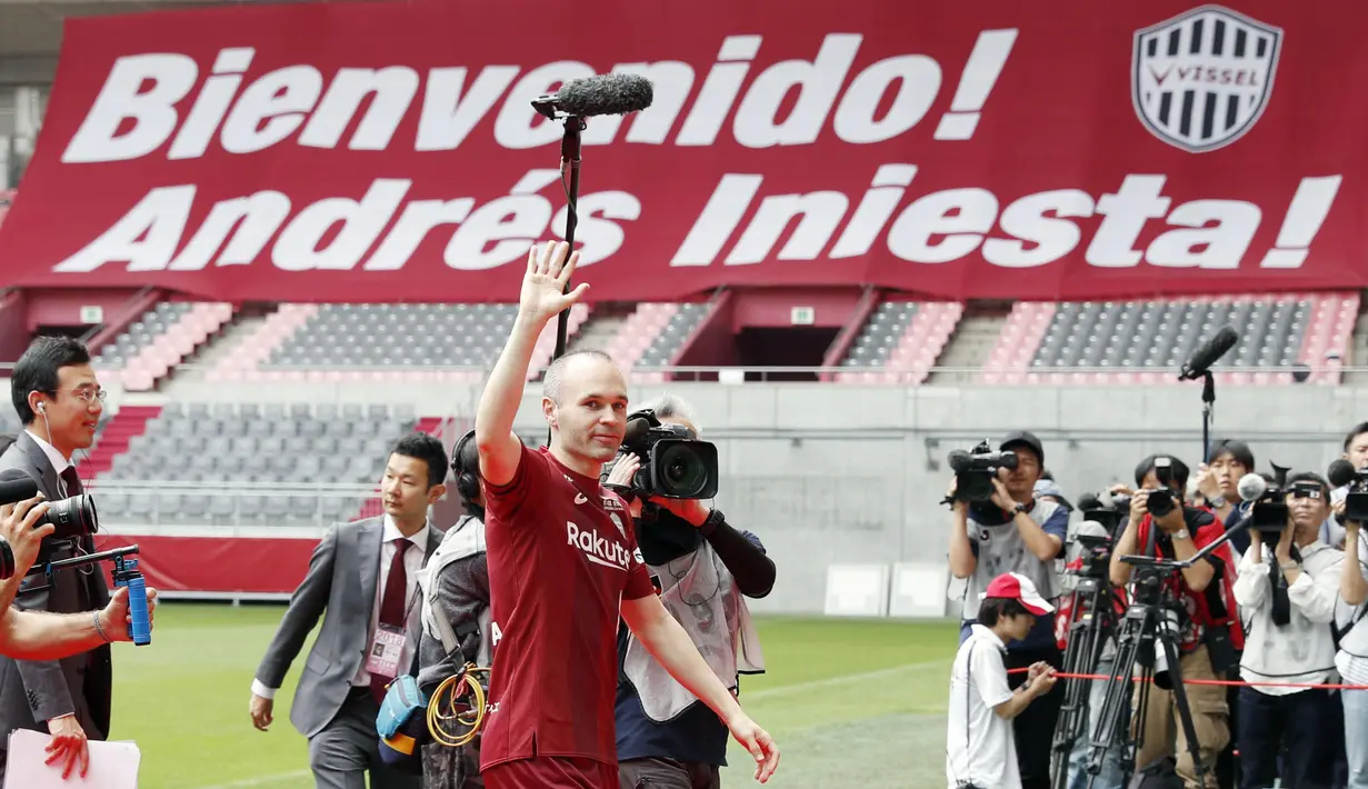 Andres Iniesta meninggalkan lapangan usai perkenalan di NOEVIR Stadium Kobe, Kobe, (26/5/2018). Iniesta dikontrak Vissel Kobe selama tiga tahun. (Michi Ono/Kyodo News via AP)