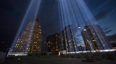 Lampu sorot di gedung World Trade Center (WTC) dipancarkan ke langit kota New York, AS, (9/9/2015). Acara dinamakan Tribute in Light diadakan selama dua hari memperingati 14 tahun tragedi terorisme 11 September di Amerika Serikat. (REUTERS/Andrew Kelly)