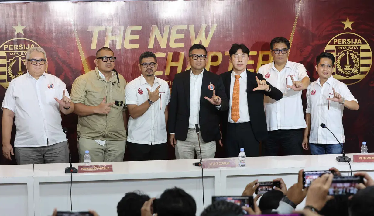 Shin Tae-yong (ketiga kanan) saat diperkenalkan sebagai pelatih kepala Persija di Jakarta International Stadium, Senin (8/6/2026) siang WIB. (Bola.com/M Iqbal Ichsan)