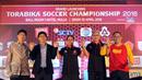 COO Emtek Grup, Sutanto Hartono (kedua kiri) bersama Direktur Utama PT GTS, Joko Driyono (tengah) mengangkat tangan bersama saat peluncuran Torabika Soccer Championship 2016 di Hotel Mulia, Jakarta, Senin (18/4/2016). (Liputan6.com/Helmi Fithriansyah)
