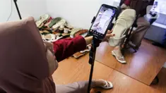 Pekerja memasarkan sandal wanita hasil produksi salah satu industri rumahan yang ada di kawasan Bogor, Jawa Barat, Selasa (25/2/2025). (Liputan6.com/Herman Zakharia)