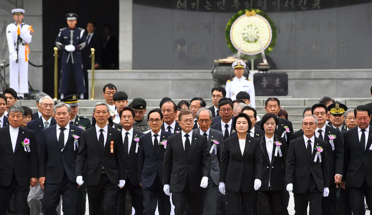 Presiden Korsel, Moon Jae-in saat menghadiri upacara Memorial Day di pemakaman nasional di Seoul, Korea Selatan (6/6). Korea Selatan memperingati Hari Peringatan ke-62, mengingat mereka yang terbunuh dalam Perang Korea 1950-53. (AFP Photo/Jung Yeon-Je)
