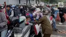 <p>Ekspresi anak-anak saat mudik di pelabuhan Merak, Banten, Sabtu (30/4/2022). Banyak para pemudik sepedah motor mudik membawa anak-anak. (Liputan6.com/Angga Yuniar_</p>