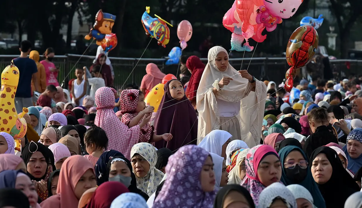 Hampir 9.000 Muslim berkumpul di Manila untuk merayakan Idul Adha atau Hari Raya Kurban pada Rabu, 28 Juni. (AFP/JAM STA ROSA)
