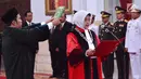 Mantan Kepala BPHN Kemenkumham, Enny Nurbaningsih membaca sumpah jabatan saat pelantikan menjadi hakim Mahkamah Konstitusi (MK) di Istana Negara, Jakarta, Senin (13/8). Enny menggantikan Maria Farida yang habis masa jabatannya. (Liputan6.com/Biropers)