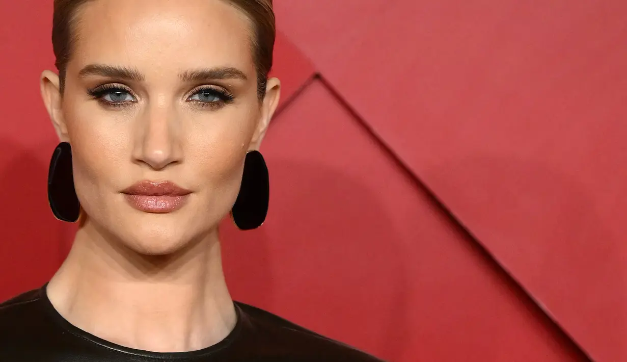 Rosie Huntington-Whiteley berpose saat menghadiri British Fashion Awards di London pada 5 Desember 2022. Rosie Huntington-Whiteley tampak sensasional saat menghadiri acara tersebut. (AFP/DANIEL LEAL)