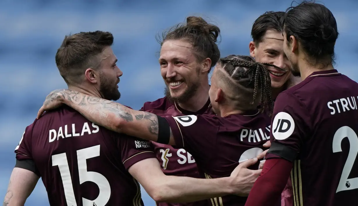 Stuart Dallas menjadi bintang bagi tim racikan Marcelo Bielsa. Dallas mencetak dua gol kemenangan bagi Leeds. Sedangkan, gol tunggal Man City dicetak Ferran Torres. (Foto: AFP/Pool/Tim Keeton)
