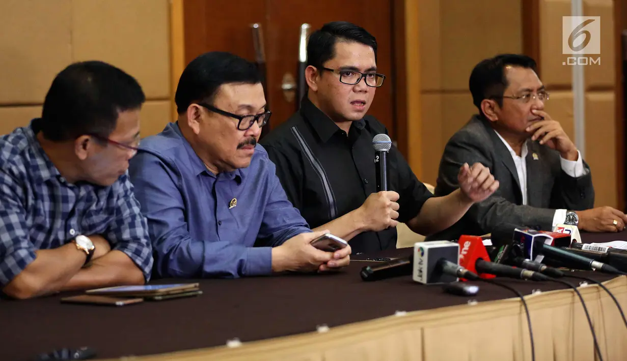 Anggota Pansus Hak Angket KPK, Arteria Dahlan (kedua kanan) memberi keterangan pers di Jakarta, Senin (20/9). Pansus Hak Angket KPK membeberkan temuan terkait pengadaan alat berat yang diduga dilakukan Ketua KPK Agus Rahardjo. (Liputan6.com/Johan Tallo)