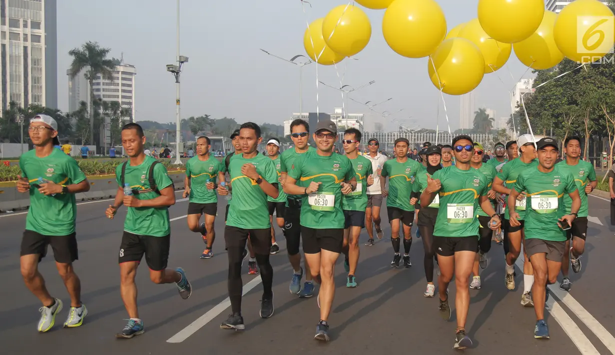 Peserta dan komunitas lari mengikuti latihan lari bersama menjelang MILO Jakarta Interanational 10K 2019 di Senayan Jakarta Minggu (16/6/2019). Pemprov DKI Jakarta dan Nestlé MILO akan menggelar MILO Jakarta International 10K dengan tema “A Decade of MILOJI10K. (16/6/2019). (Liputan6.com/HO/Rizky)
