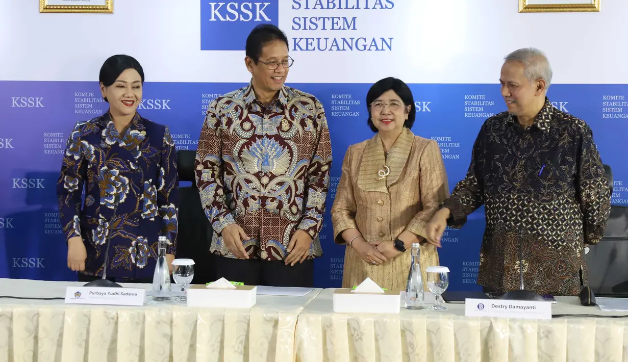 Menteri Keuangan yang juga Ketua Komite Stabilitas Sistem Keuangan (KSSK) Purbaya Yudhi Sadewa  bersama Pejabat Sementara Gubernur Bank Indonesia Destry Damayanti,   Ketua Dewan Komisioner Otoritas Jasa Keuangan (OJK) Frederica Widyasari Dewi  dan Ketua Dewan Komisioner Lembaga Penjamin Simpanan (LPS) Anggito Abimanyu  saat  menyampaikan konferensi pers hasil rapat berkala KSSK III tahun 2026 di Jakarta, Senin (3/8/2026). (KLY/ Arie Basuki)