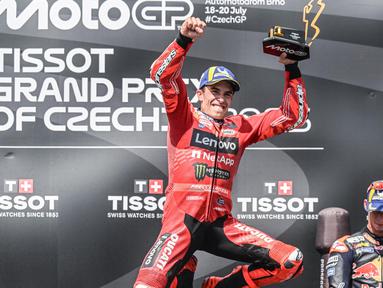 Pembalap MotoGP dari tim Ducati Lenovo Team asal Spanyol, Marc Marquez (kiri) merayakan kemenangannya di podium MotoGP Ceko di sirkuit Masaryk, Brno, Ceko, 20 Juli 2025. (Michal Cizek/AFP)