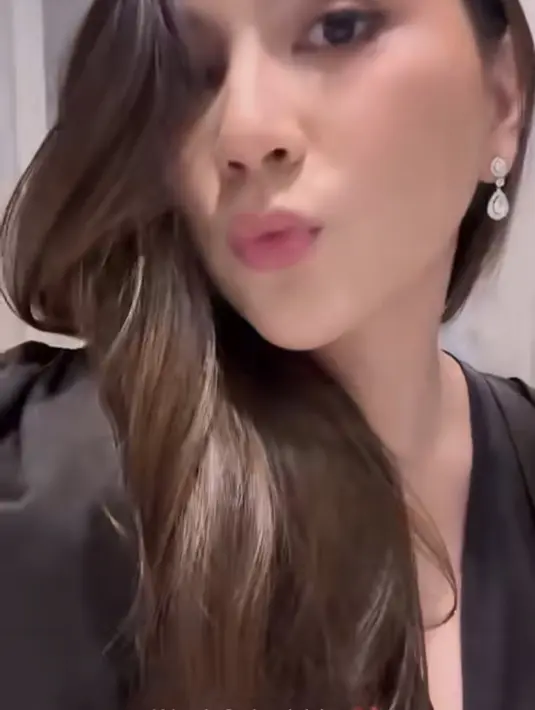 Jessica pun tampil mengenakan aksesori anting warna silver yang minimalis namun tampak mewah di telinganya. Terlihat, ia tanpa mengenakan aksesori lainnya kecuali cincin nikahnya. [@jscmila]