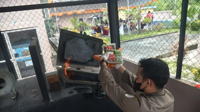 Proses pemusnahan bahan makanan selundupan Malaysia