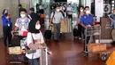Sejumlah penumpang pesawat berjalan keluar dari Terminal 2 Bandara Soekarno Hatta, Tangerang, Banten, Selasa (18/5/2021). Berdasarkan data pengelola Bandara Soekarno Hatta pada hari pertama pascalarangan mudik, tercatat ada 651 pergerakan pesawat baik datang maupun pergi. (Liputan6.com/Angga Yuniar)