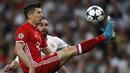 Pemain Bayern Munchen, Robert Lewandowski mengontrol bola saat diadang pemain Real Madrid pada leg kedua perempatfinal Liga Champions di Santiago Bernabeu stadium, Madrid, (18/4/2017). Real Madrid menang 4-2. (AP/Francisco Seco)