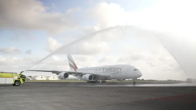 Pesawat terbesar di dunia, Airbus A380-800 resmi mendarat di Bandara I Gusti Ngurah Rai, Bali