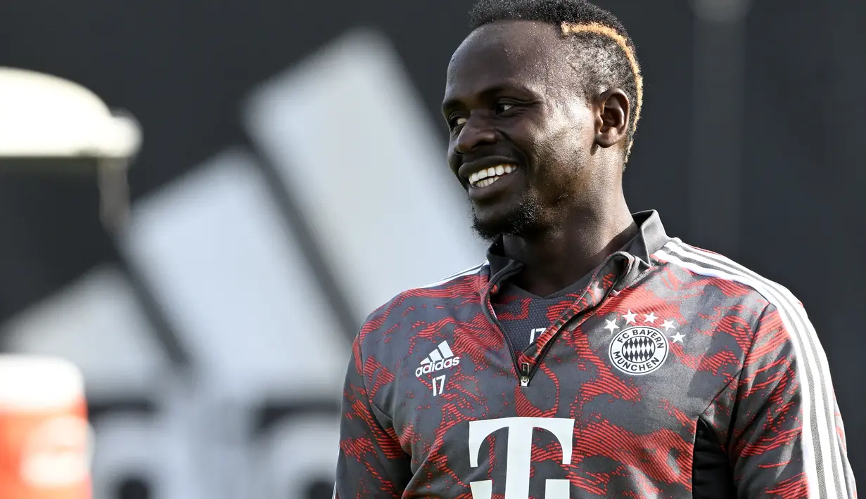 <p>Penyerang Bayern Munchen, Sadio Mane tersenyum saat sesi latihan di Munich, Jerman selatan pada 31 Oktober 2022. - Bayern Munchen akan menjamu Inter Milan di Allianz Arena pada matchday terakhir Grup C Liga Champions 2022/2023. Pertandingan ini dijadwalkan kick-off Rabu, 2 November 2022, jam 03:00 WIB. (AFP/Christof Stache)</p>