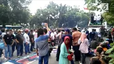 Sopir taksi online melakukan demo di depan Kemenhub. Mereka menuntut dirubahnya beberapa kebijakan yang dibuat Kemenhub untuk taksi online.