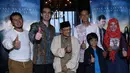 BJ Habibie terlihat foto bersama dengan pemeran utama dari film 'Surga yang Tak Dirindukan', Fedi Nuril. (Galih W. Satria/Bintang.com)