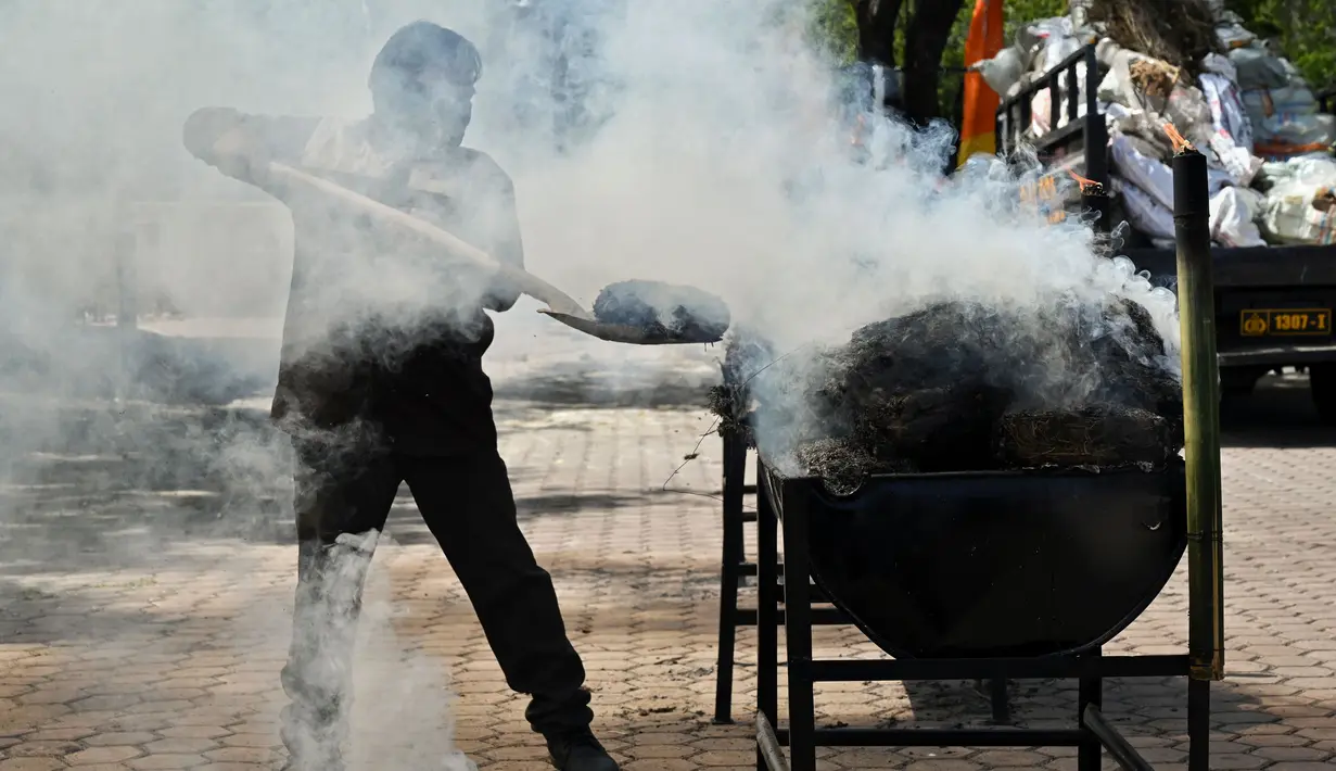 Polisi membakar barang bukti narkotika jenis ganja saat pemusnahan barang bukti di Polda Aceh, Banda Aceh, Aceh, Selasa (6/8/2024). (CHAIDEER MAHYUDDIN/AFP)