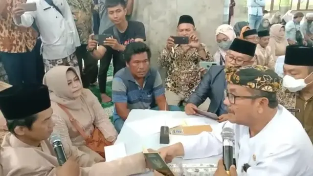 Saat Bupati Cirebon Imron Jadi Penghulu Nikah Massal di Hari Santri 2202