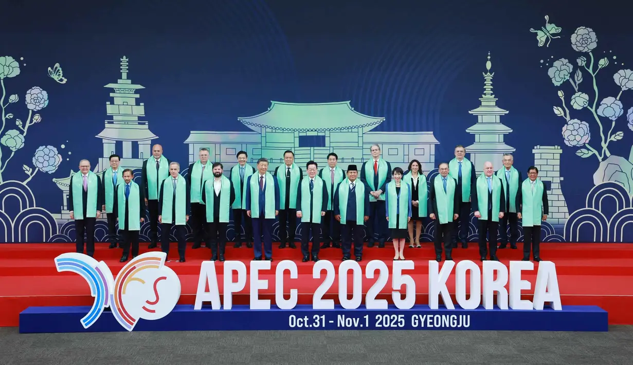 Baris depan dari kiri ke kanan, Perdana Menteri Australia Anthony Albanese, Sultan Brunei Hassanal Bolkiah, Perdana Menteri Kanada Mark Carney, Presiden Chili Gabriel Boric, Presiden Tiongkok Xi Jinping, Presiden Korea Selatan Lee Jae Myung, Presiden Indonesia Prabowo Subianto, Perdana Menteri Jepang Sanae Takaichi, Perdana Menteri Malaysia Anwar Ibrahim, Perdana Menteri Selandia Baru Christopher Luxon, Presiden Filipina Ferdinand Marcos Jr., dan baris belakang dari kiri ke kanan, Kepala Eksekutif Hong Kong John Lee, Wakil Perdana Menteri Papua Nugini John Rosso, Wakil Perdana Menteri Rusia Alexei Overchuk, Perdana Menteri Singapura Lawrence Wong, Perdana Menteri Thailand Anutin Charnvirakul, Presiden Vietnam Luong Cuong, Menteri Keuangan AS Scott Bessent, Menteri Perdagangan Luar Negeri dan Pariwisata Peru Teresa Mera, Yonhap Ekonomi Meksiko Marcelo Ebrard, utusan Taiwan untuk Pertemuan Pemimpin Ekonomi APEC 2025 Lin Hsin-i berpose untuk foto bersama di Pertemuan Pemimpin Ekonomi Asia-Pasifik (APEC) Pertemuan Pemimpin di Gyeongju, Korea Selatan, Sabtu, 1 November 2025. (Yonhap via AP)
